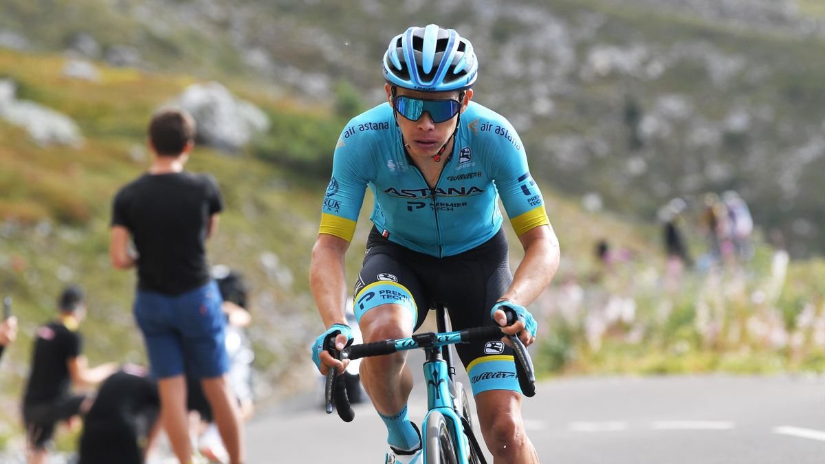 Miguel Ángel López durante el Giro de Italia defendiendo los colores del Astana Pro Team.