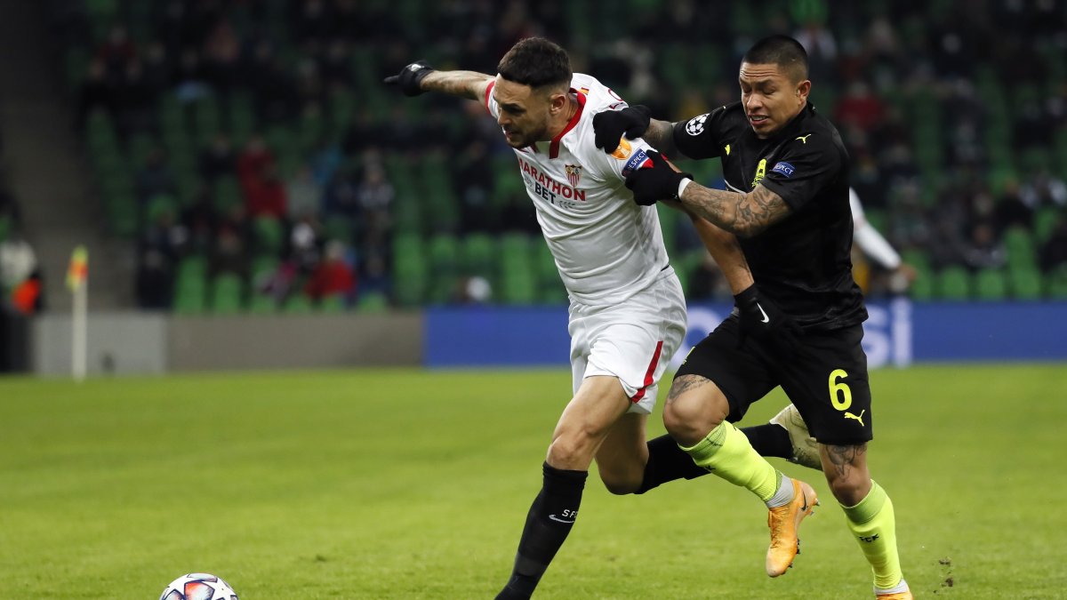 El ecuatoriano Cristian Ramirez (derecha) del Krasnodar disputa la pelota con Lucas Ocampos del Sevilla.