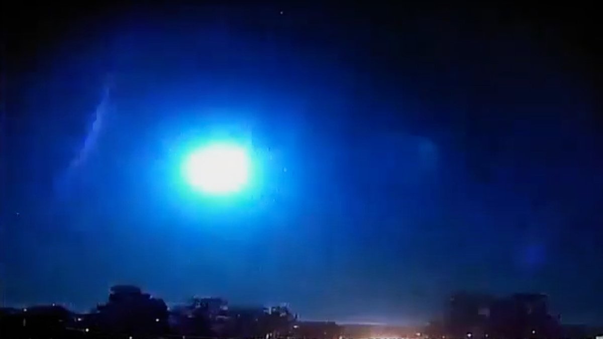 Captura de pantalla del video en el que un meteorito explota en el cielo de Brasli, el 23 de noviembre de 2020.