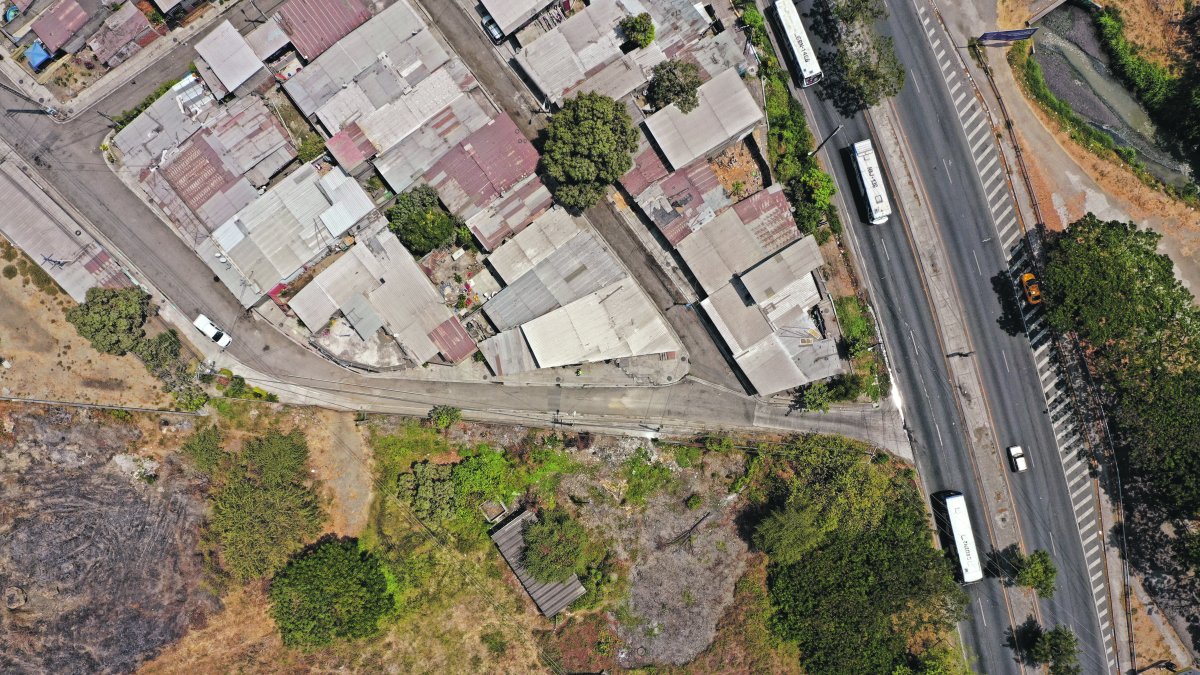 Ubicación. El terreno en cuestión está ubicado en el kilómetro 8 de la vía a la costa. Hay urbanizaciones y entidades educativas alrededor del sitio.