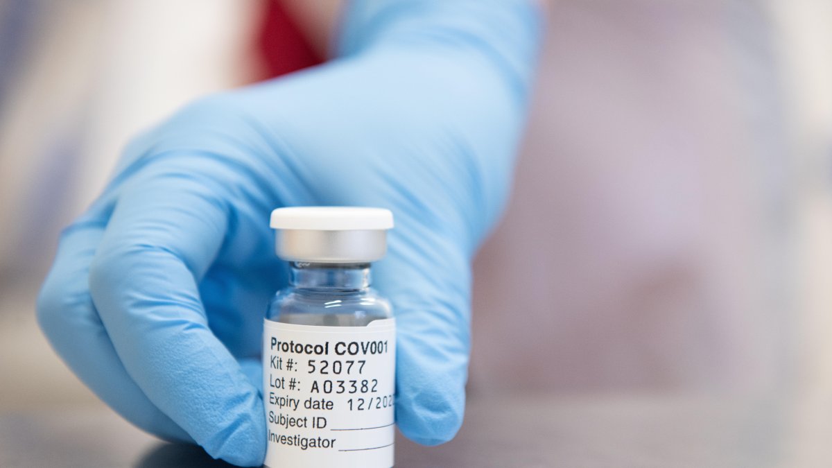 Imagen de un frasco de vacuna contra el coronavirus de la Universidad de Oxford y AstraZeneca. El fármaco tiene una eficacia media del 70,4 por ciento en los resultados preliminares.