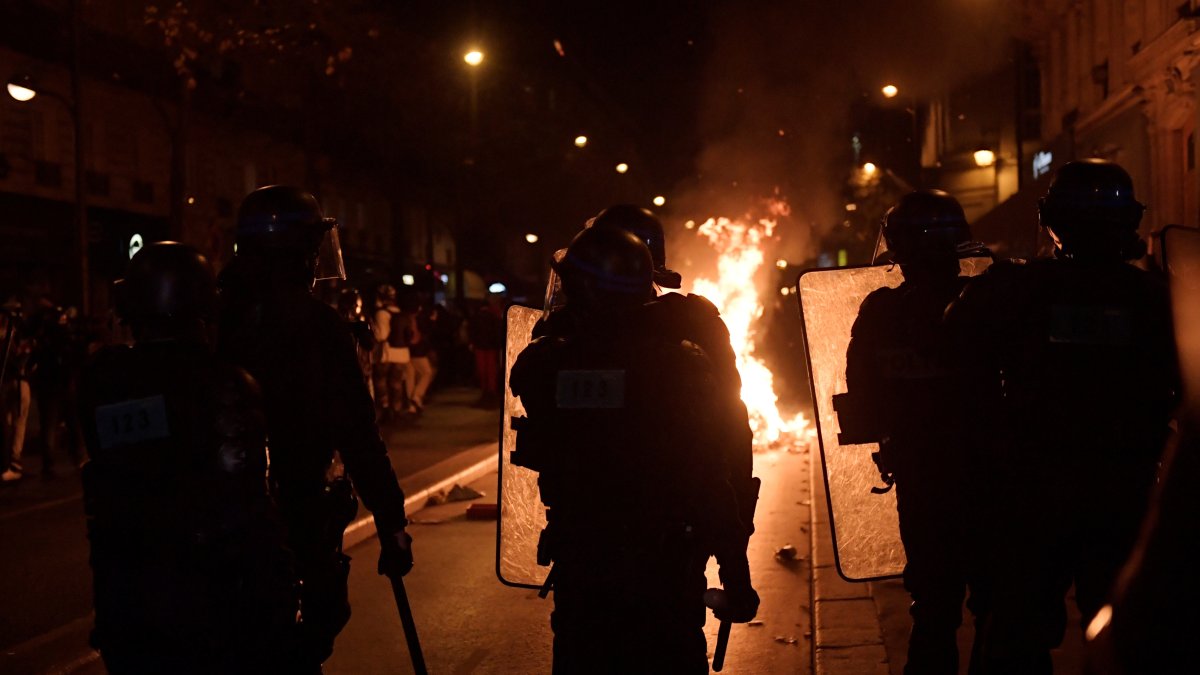 Los afectados, que se instalaron en la Plaza de la República a última hora de la noche, denuncian que no les habían ofrecido ninguna solución ni alojamiento temporal tras la evacuación.