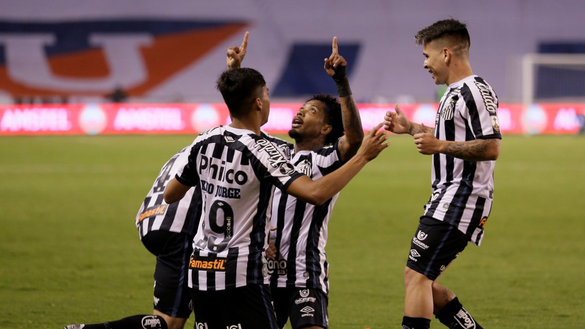 Marinho (centro) es felicitado tras anotar el segundo gol de Santos ante Liga de Quito en el estadio Rodrigo Paz Delgado.