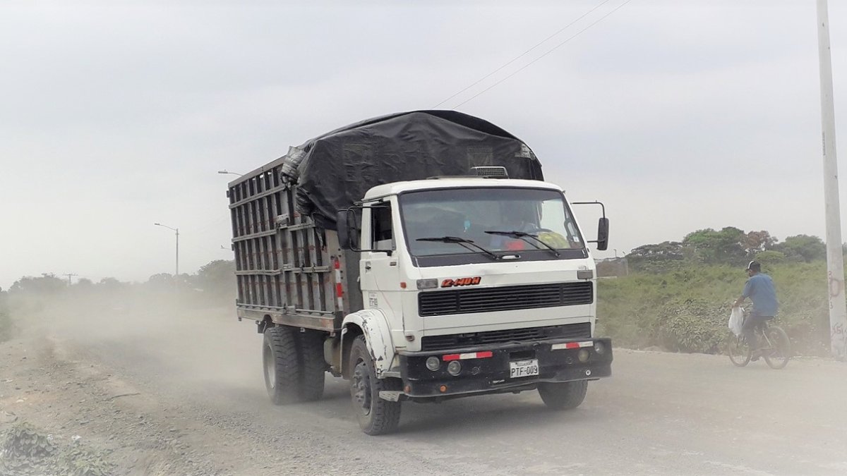Condición. Desde hace cinco años, la vía Yurima se ha ido deteriorando de a poco. El polvo allí es permanente.