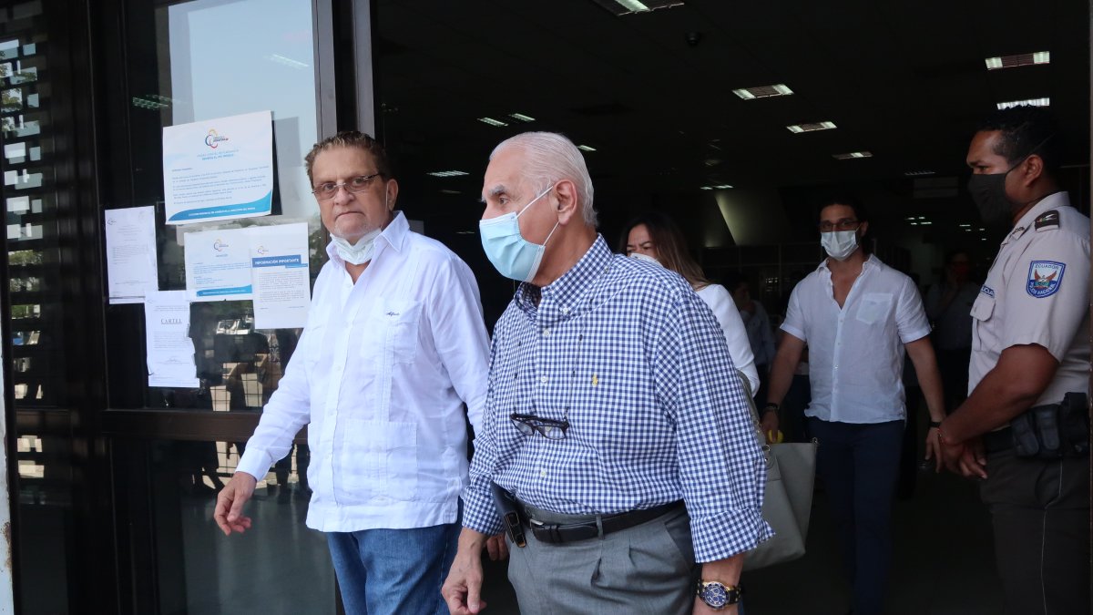 Proceso. Alfredo Adum Ziadé (i), uno de los acusados en el caso, durante una comparecencia a la que acudió con amigos y familiares.