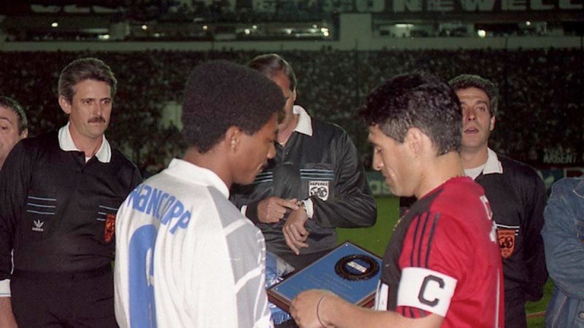 Luis Capurro (i) y Diego Maradona, los capitanes de aquel histórico partido.