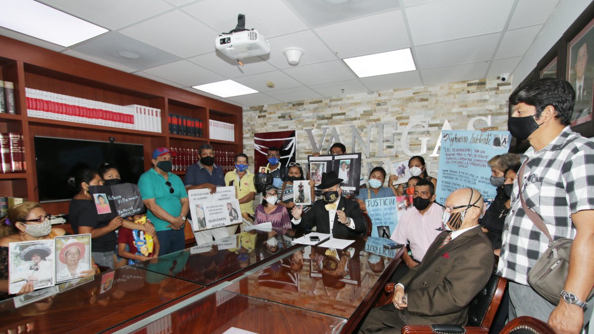 Reunión. Familias de los fallecidos en pandemia, junto a su abogado.