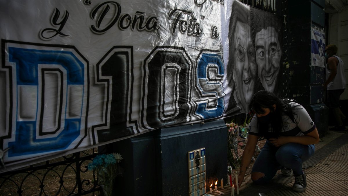 Banderas, flores y velas inundaron las puertas del estadio Juan Carmelo Zerillo.