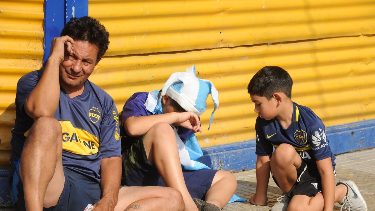 Los hinchas argentinos están muy dolidos por la muerte de Diego Maradona.