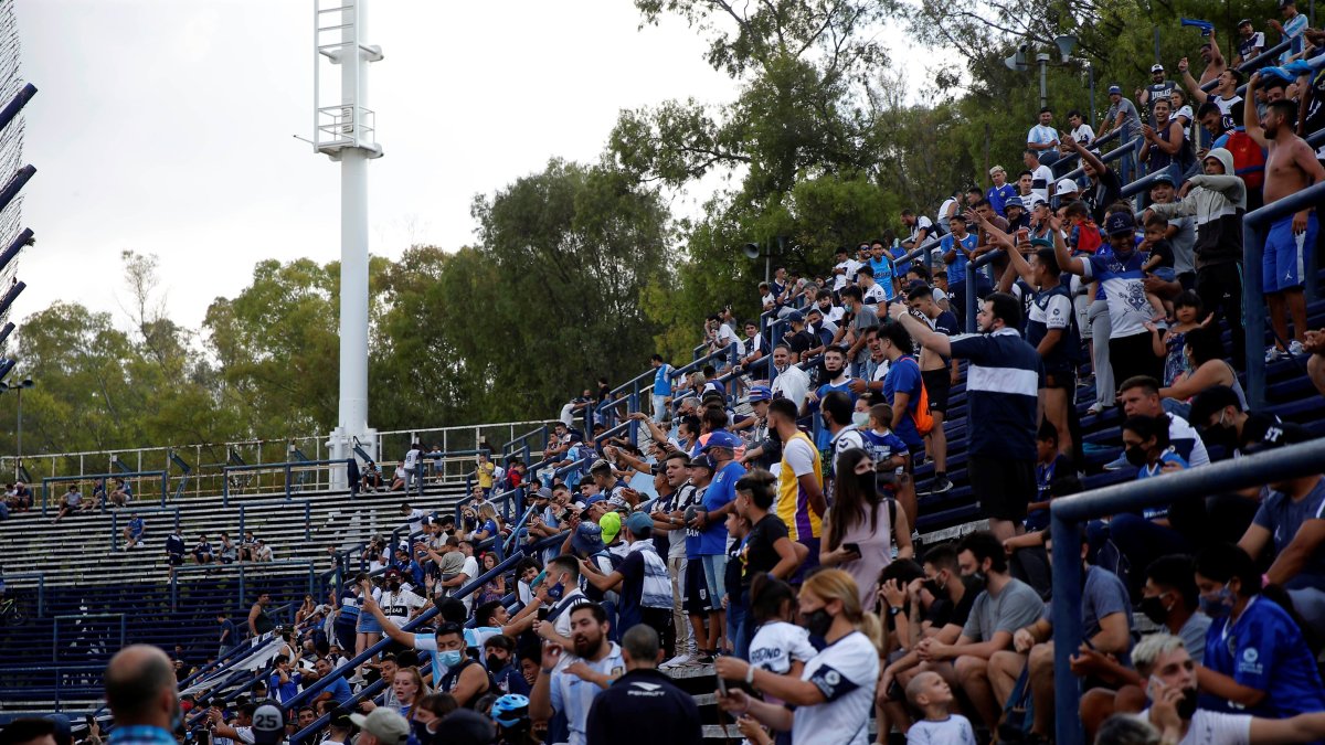 Imágenes como estas resultaron muy comunes luego de la muerte de Maradona. La distancia social no fue respetada.