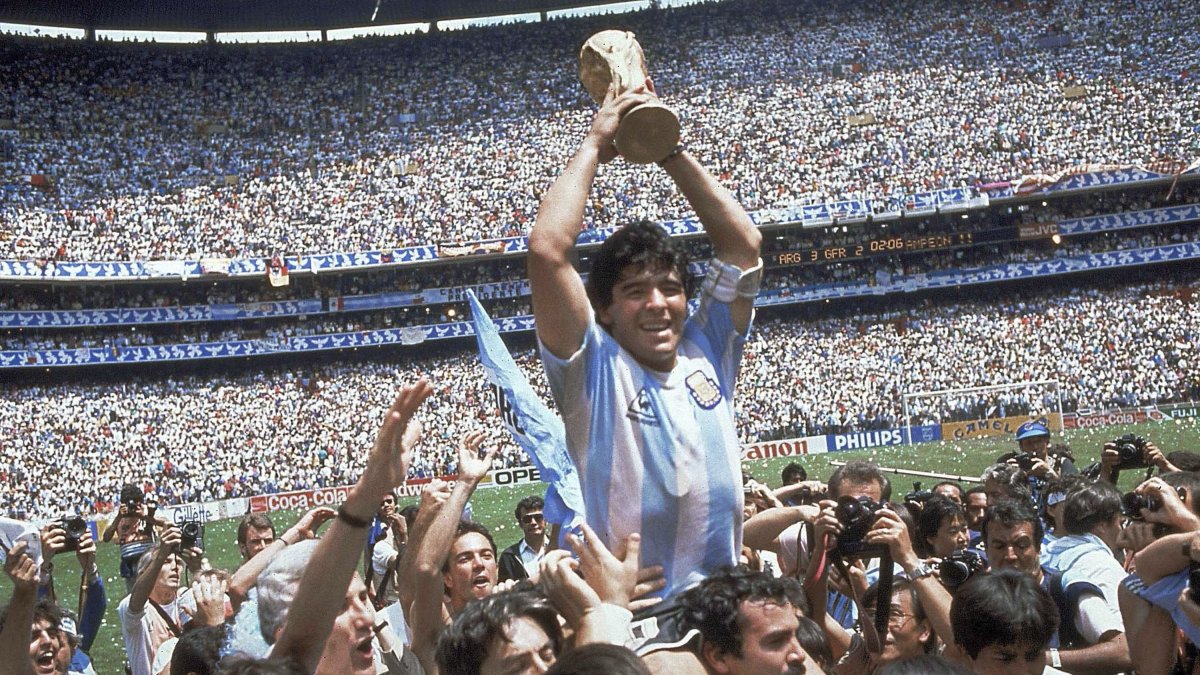 El argentino Diego Maradona en uno de los momentos cumbres de su carrera levantando el trofeo en el Mundial de México 86.