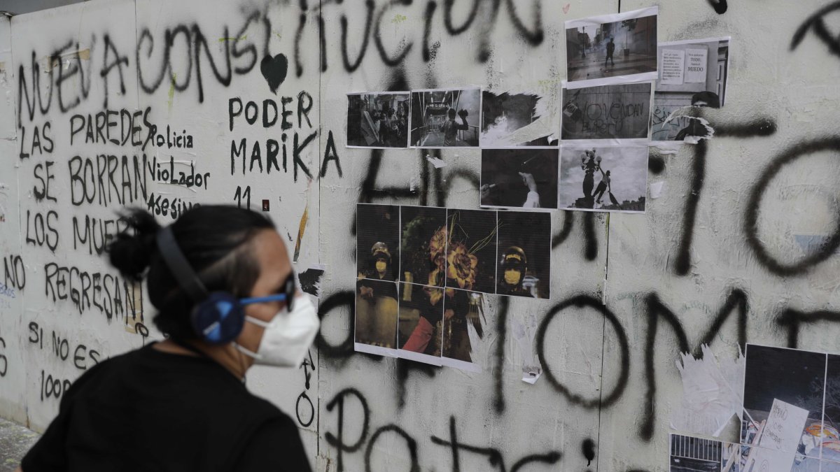 Entre las imágenes e ilustraciones figuran los rostros de Inti Sotelo y Jack Pintado, los dos jóvenes fallecidos durante la manifestación del pasado 14 de noviembre, que se saldó con más de un centenar de heridos.