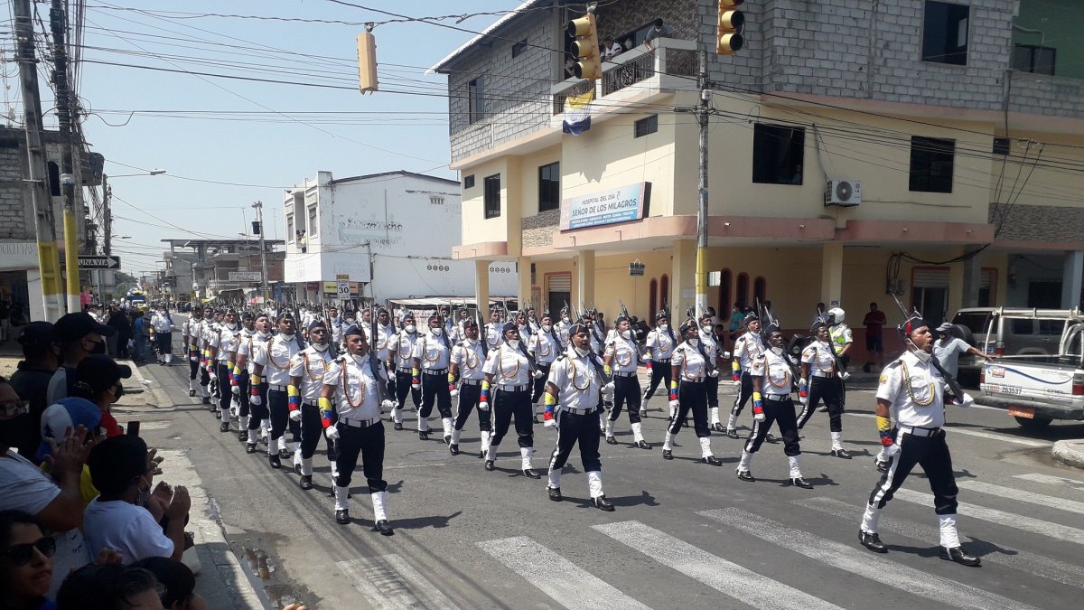 Desfile. Ver gente desfilando y bailando alegró a una parte de la ciudadanía. Otra sintió temor de que, por la cantidad de espectadores que hubo, los contagios aumenten.