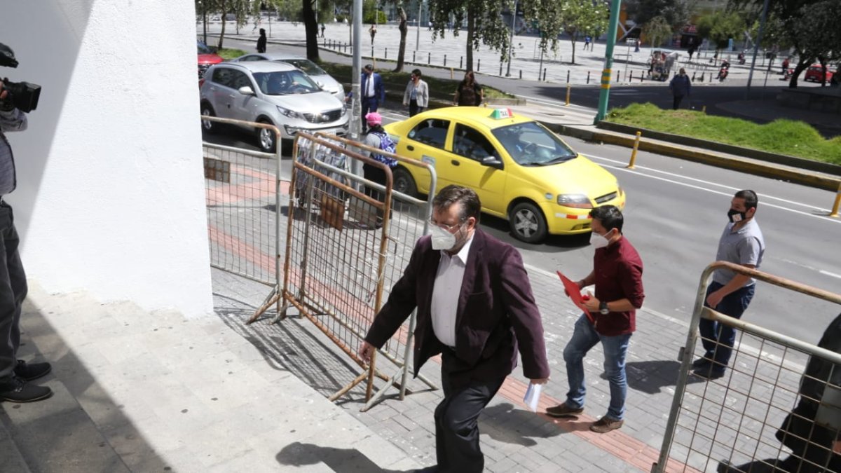Acto. El exministro de Electricidad Alecksey Mosquera cumplió con las disculpas dispuestas en la sentencia.