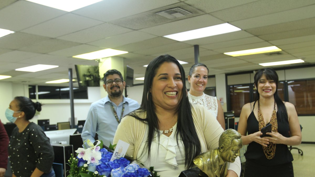 Blanca Moncada junto a sus compañeros de redacción al recibir el premio.