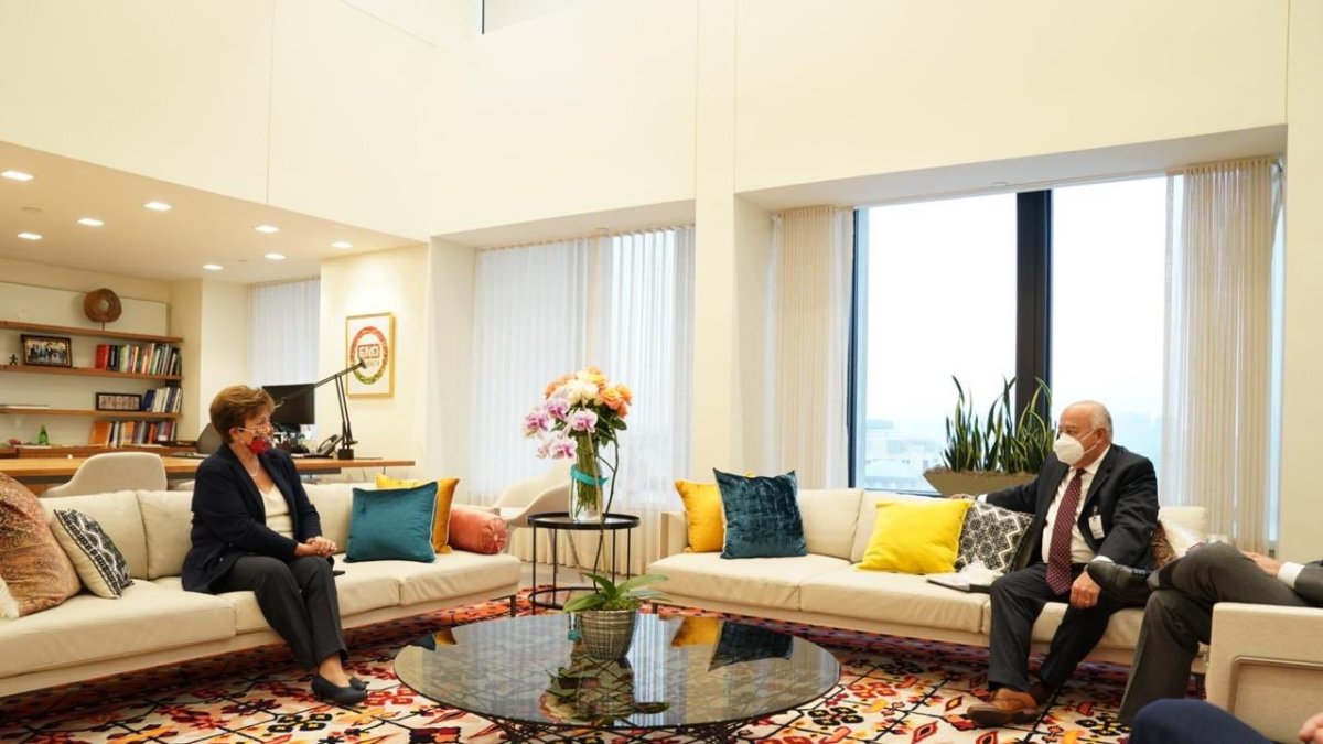 La directora del FMI, Kristalina Georgieva, en una reunión con Mauricio Pozo, ministro de Economía y Finanzas, en octubre de 2020.