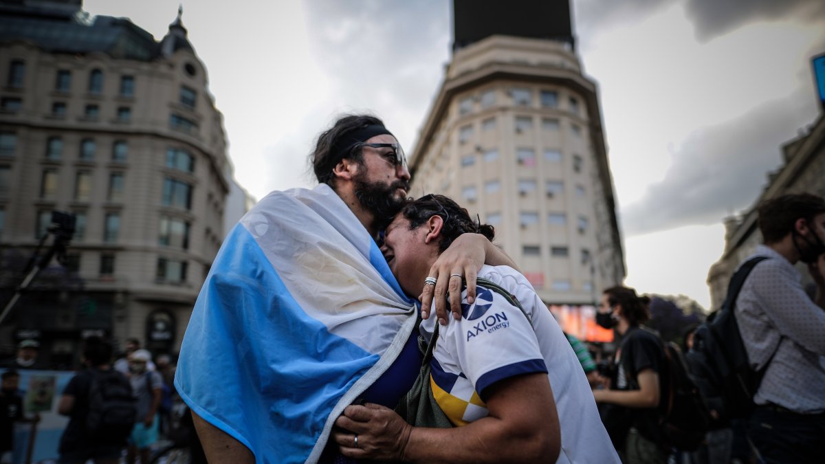 Cientos de seguidores del 'Cebollita' se acercaron al Obelisco con imágenes, camisetas y banderas para homenajearlo.