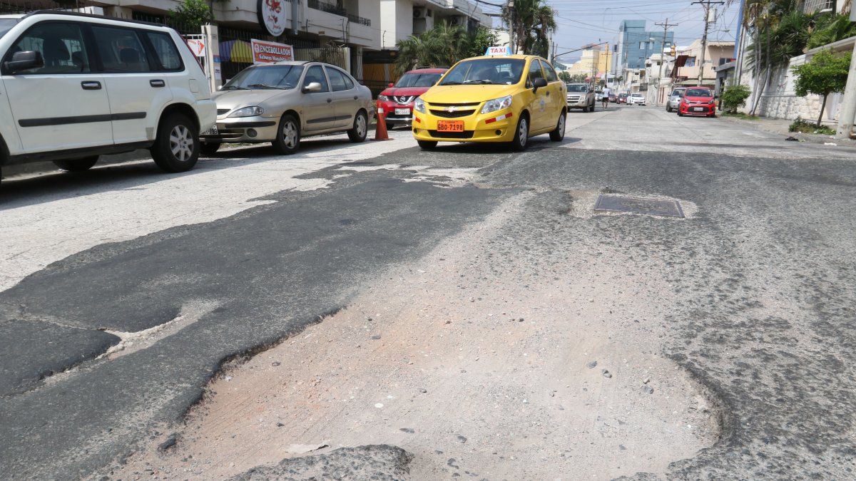 La calle 12 A. Estos son los baches y el estado en el que se encuentra la vía de casi 600 metros. Los huecos son grandes y profundos