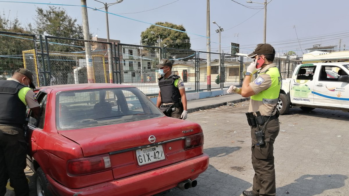 El carro en que se movilizaban los delincuentes que intentaron robaron en el exterior de Mall de Sur.