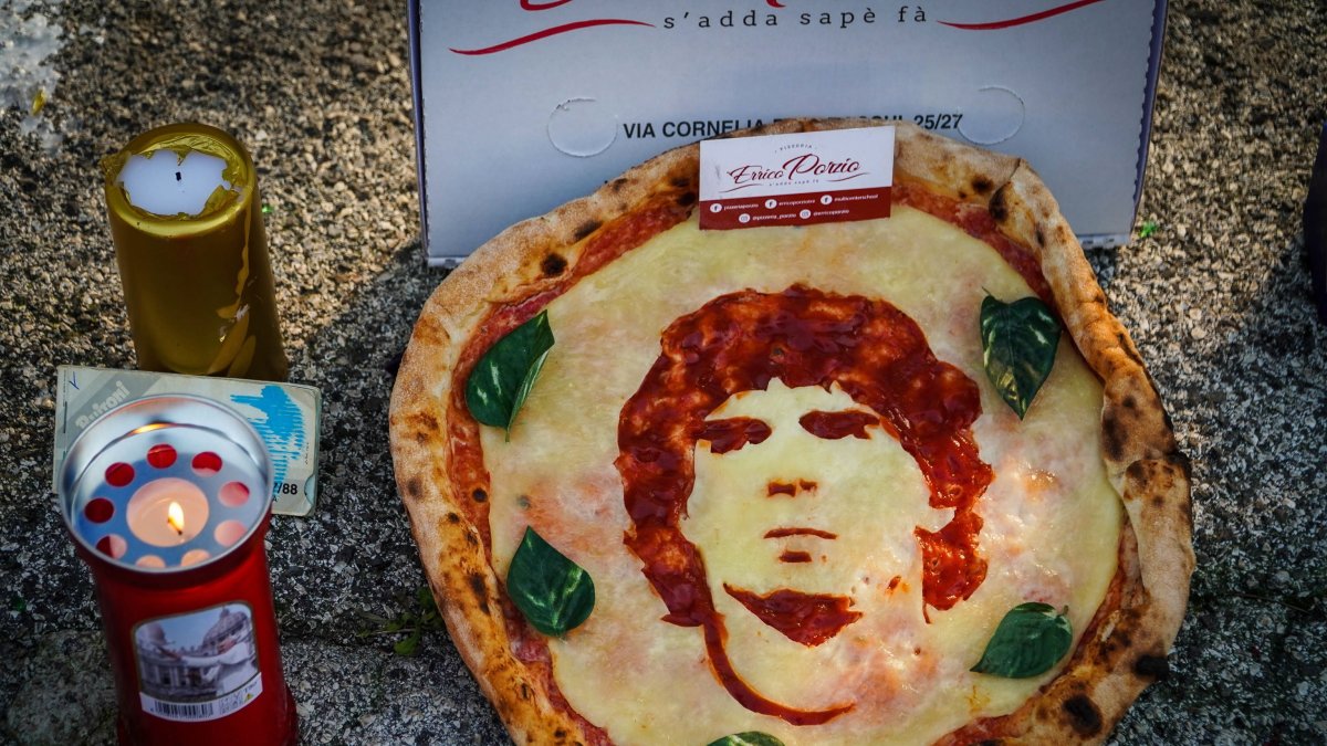 En Nápoles, un pizzero hizo a Maradona en uno de sus productos.