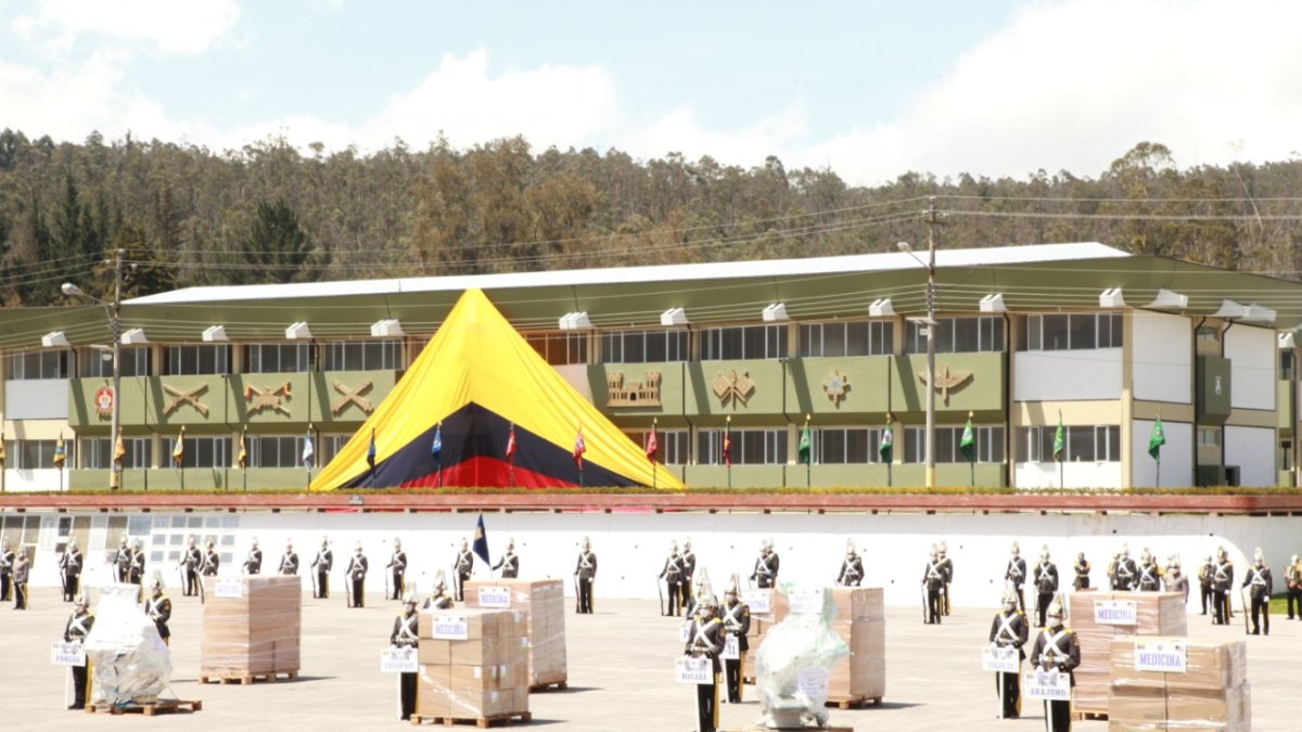 Ceremonia. En la Escuela Superior Militar de Parcayacu el comandante del Ejército Luis Altamirano recibió la ayuda.