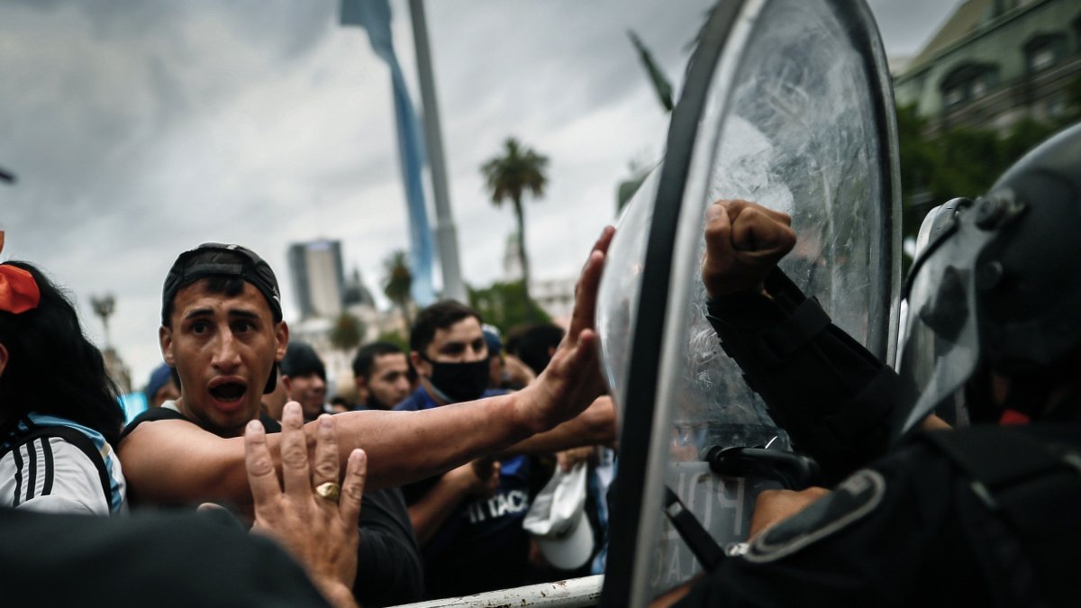 El funeral de Diego Armando Maradona se desarrolla, pero los fanáticos generan desmanes.