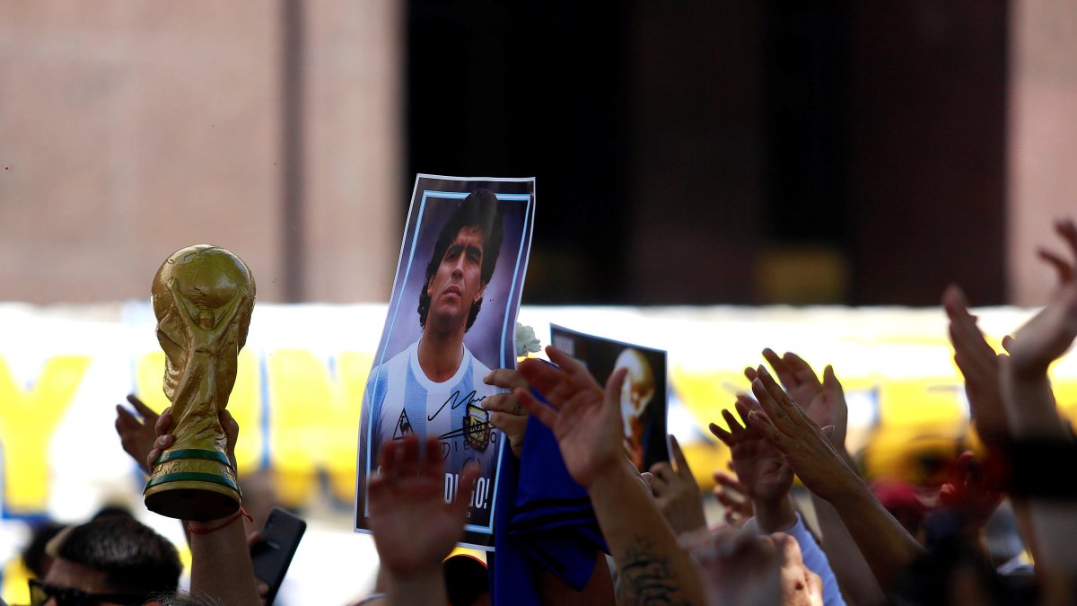 Los fanáticos de la leyenda del fútbol acudieron desde anoche a la capilla funeraria instalada en la Casa Rosada para visitarlo, pero se generaron incidentes.