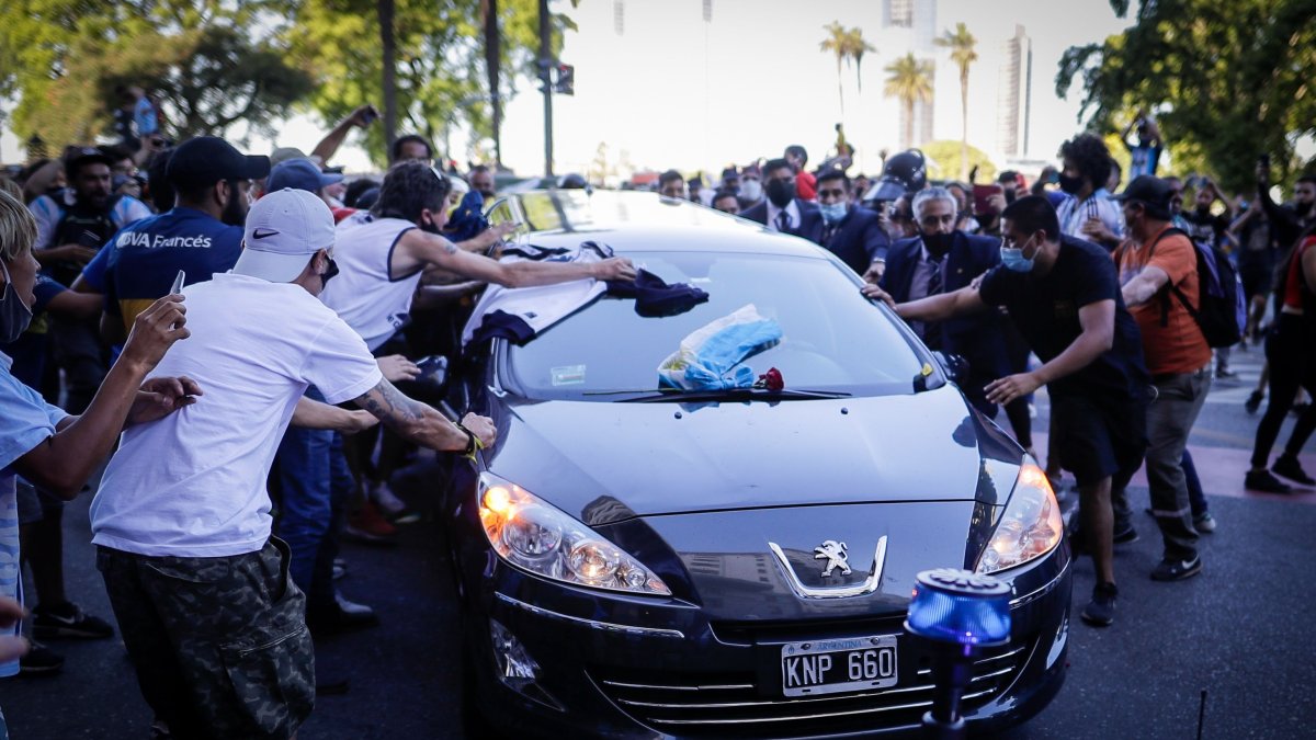 Los policías tuvieron mucho trabajo para controlar a las personas que querían decirle adiós a Maradona.