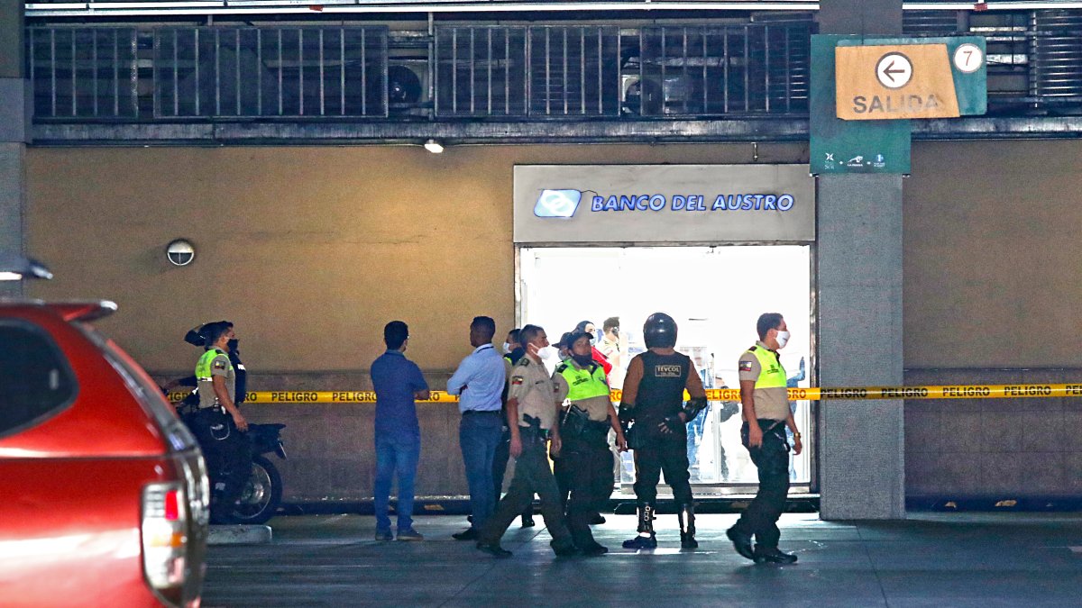 La puerta que los delincuentes rompen para ingresar al banco en el Mall de Sur y robar.