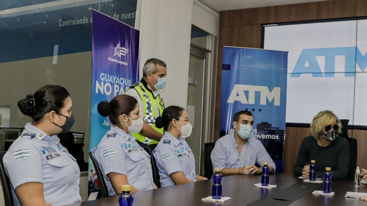 Las tres agentes de la Autoridad de Tránsito Municipal, junto a las autoridades.