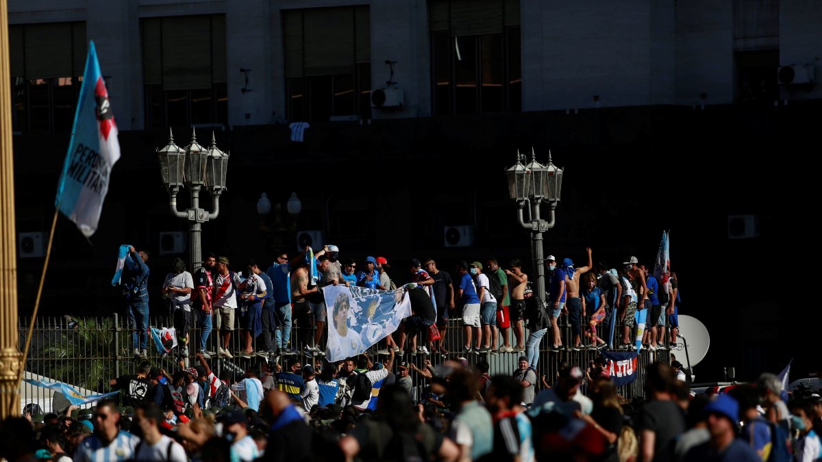 Miles de aficionados llegaron para despedir a Maradona, pero también se olvidaron de las medidas de bioseguridad.