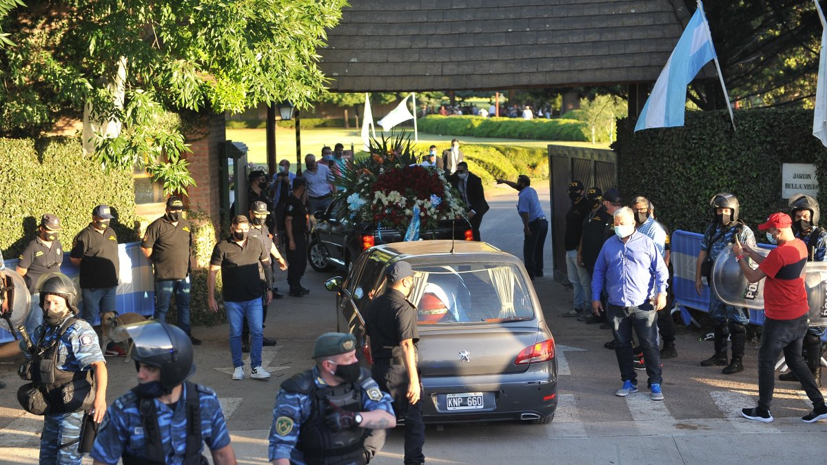 Fue el final de una jornada marcada por un adiós popular no exento de demostraciones de dolor, pasión futbolera y hasta violentos desbordes callejeros.