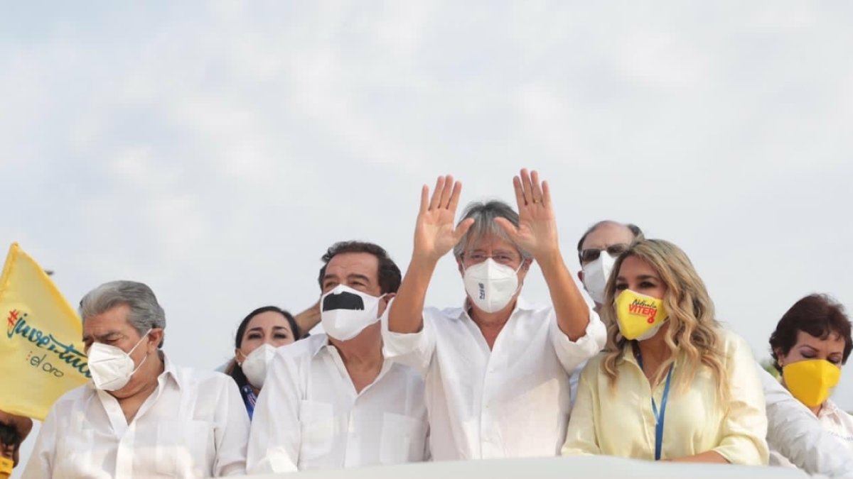 El candidato presidencial junto a los aspirantes a asambleístas del Partido Social Cristiano en la provincia de El Oro.