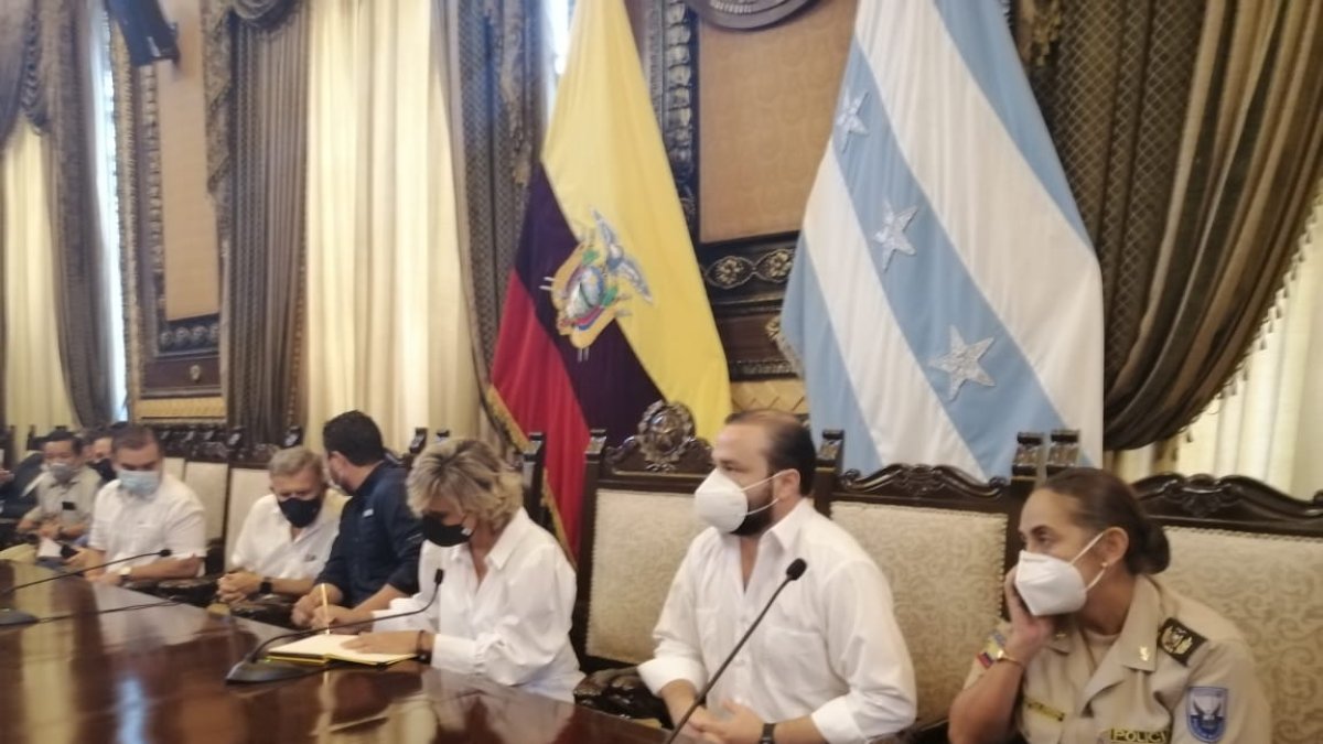 Viteri y otras autoridades reunidas en el salón de la ciudad.