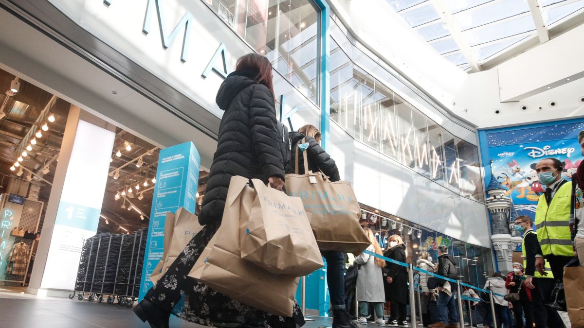 Los comercios en Roma deben cerrar a las 22.00, aunque a esa hora ya entra en vigor el toque de queda.
