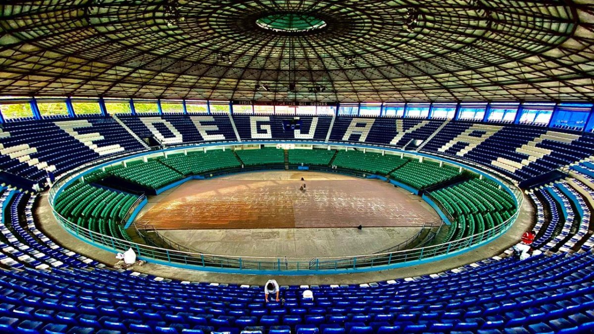 Antes de los trabajos de remodelación, la capacidad del coliseo Voltaire Paladines era de 8.700 personas. Ahora es para 8.000, pero cómodamente sentadas.