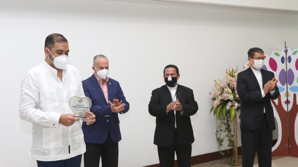 El ministro del Mies, Vicente Taiano, recibe del monseñor de Guayaquil, Luis Cabrera, un reconocimiento por apoyar la labor del Refugio Espíritu Santo (Resa).