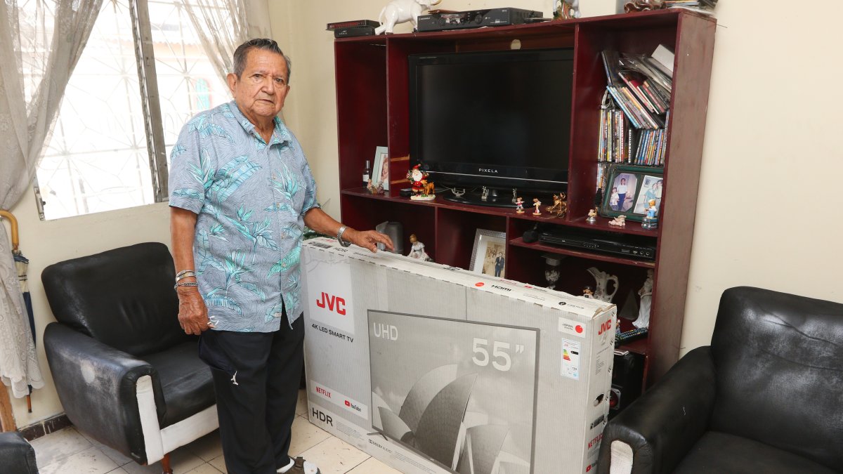 Ganador. César Jaramillo, suscriptor de Diario EXPRESO, recibe en su casa el televisor de 55 pulgadas que ganó.