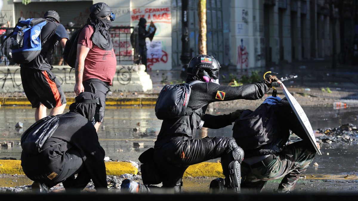 Algunos manifestantes lanzaron cócteles molotov, fuegos artificiales, piedras y elementos contundentes contra la Policía.