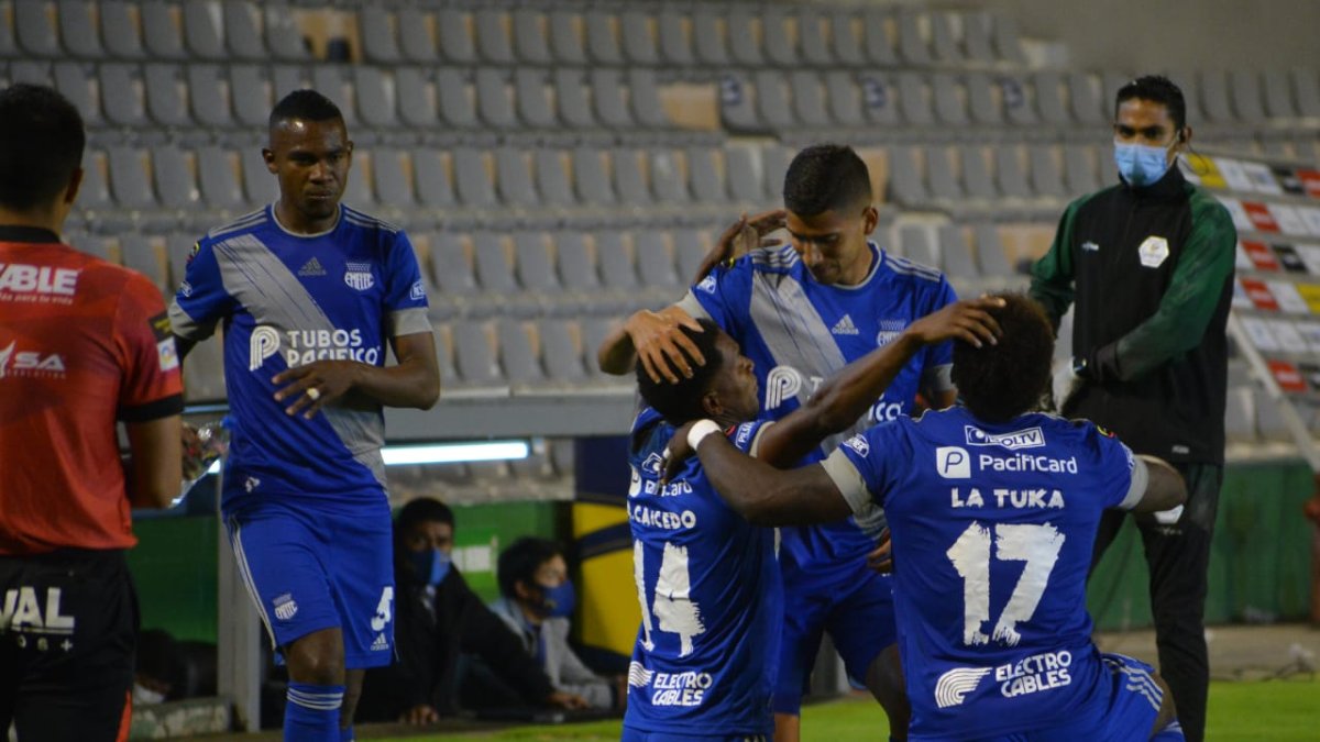 En el segundo tiempo los eléctricos siguieron atacando y al minuto 61 Romario Caicedo marcó un golazo de larga distancia.