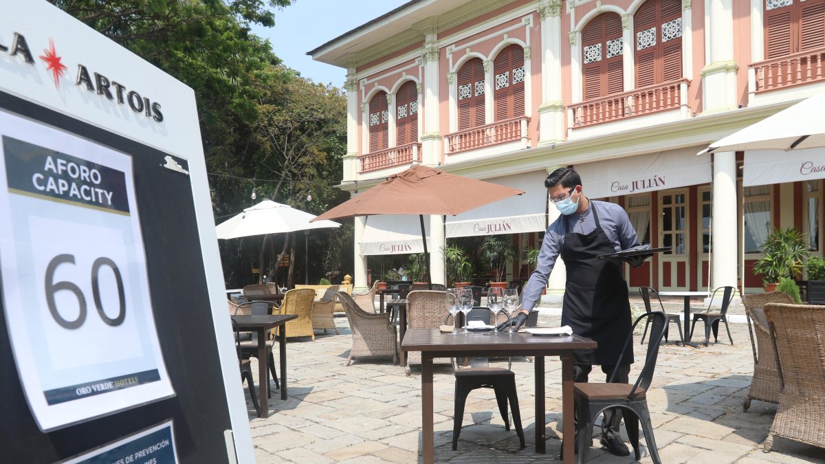 Hotel del Parque ha colocado mesas y sillas al aire libre como una opción para reducir el riesgo de contagio del virus entre sus huéspedes.