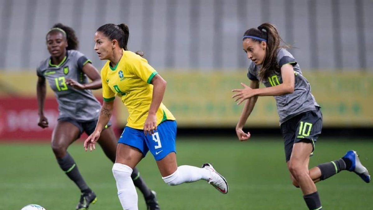 Nicole Charcopa (i) y Karen Flores (d) marca a la brasileña Devinha.