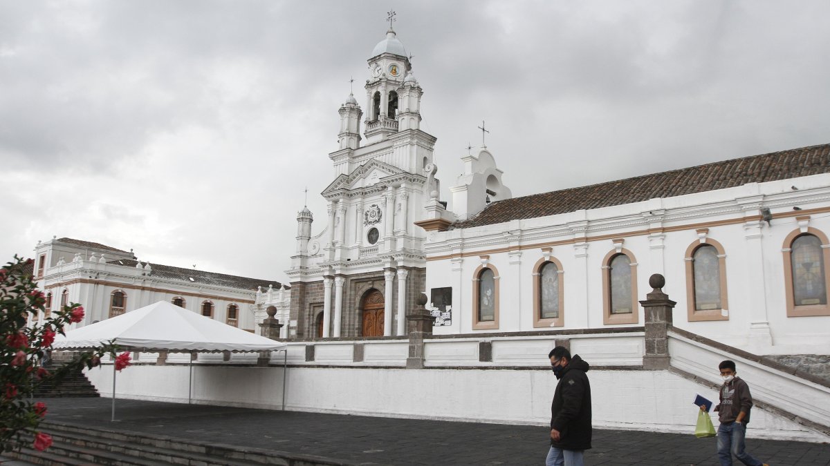 La iglesia San Juan Bautista es uno de los  emblemas del casco histórico de Sangolquí.