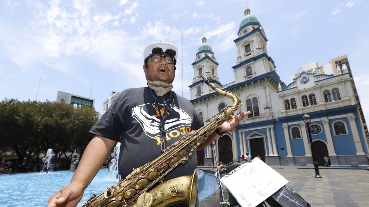Figura. Luis Bonoso toca el saxofón en la Plaza San Francisco.