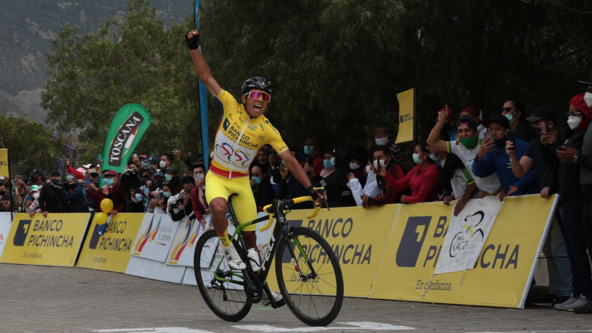 Santiago Montenegro, ciclista de 22 años, levanta su brazo en señal de triunfo, luego de cruzar la meta para coronarse como campeón de la Vuelta al Ecuador