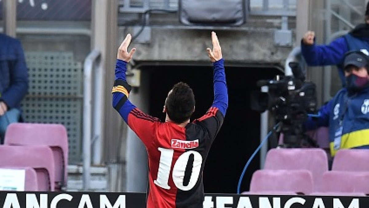 Lionel Messi festejó su gol en el Barcelona con la camiseta que usó Maradona en Newell's Old Boys