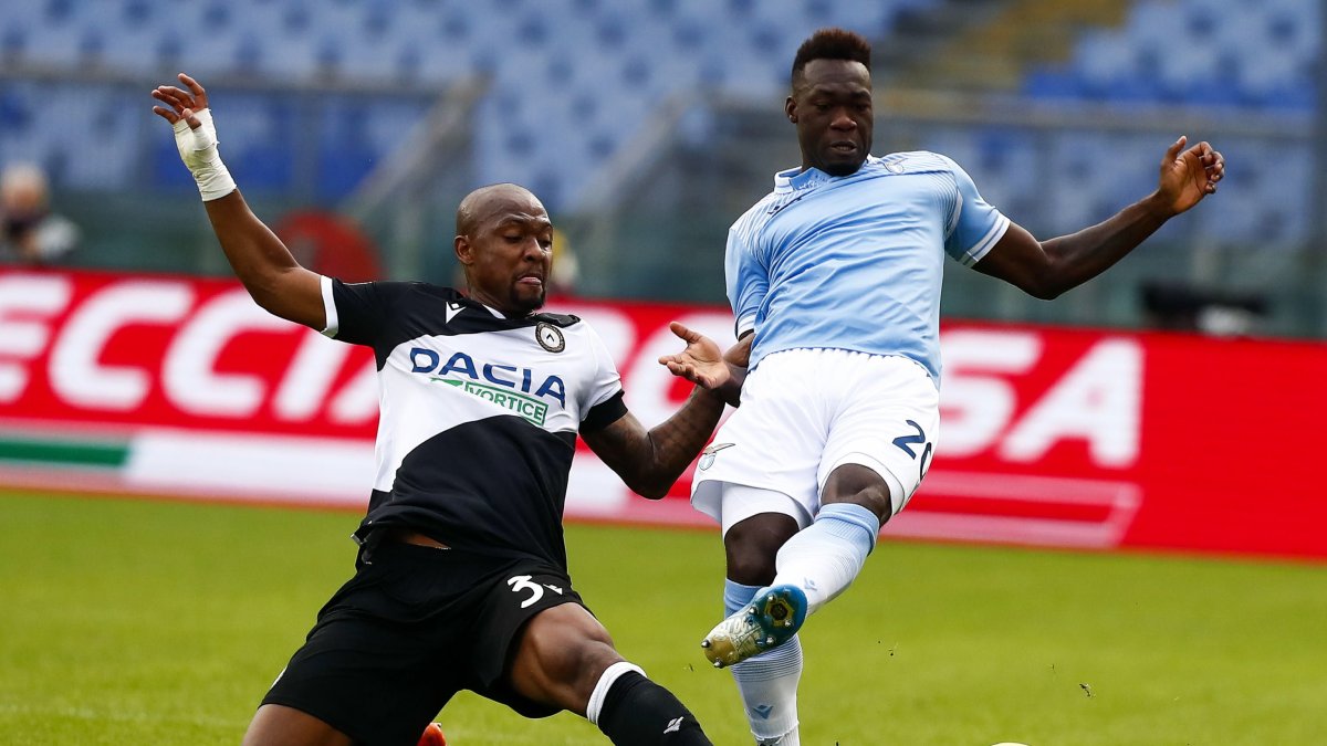 Samir (izquierda) de Udinese pelea el balón con el ecuatoriano Felipe Caicedo en el partido de este domingo en el Olimpico de Roma