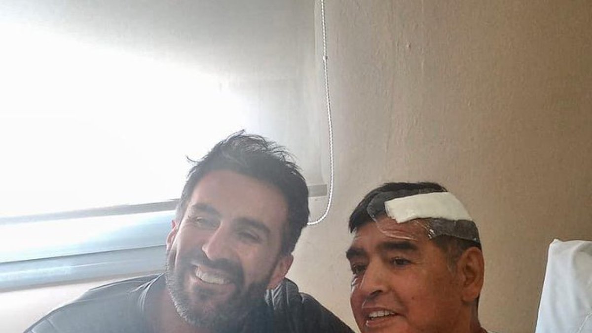 El médico, Leopoldo Luque, subió una foto con Maradona luego de su operación cerebral. Esto fue criticado por las hijas del 10.