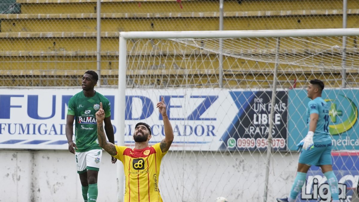 Maxi Barreiro festeja el primero de los cuatro goles de Aucas ante Orense, este domingo  29 de noviembre  2020.