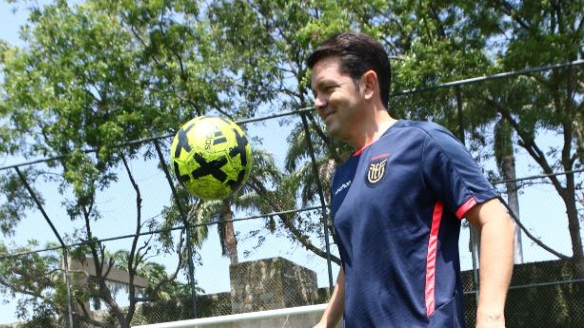 El exgobernador del Guayas tiene siempre en su agenda un espacio para jugar fútbol.